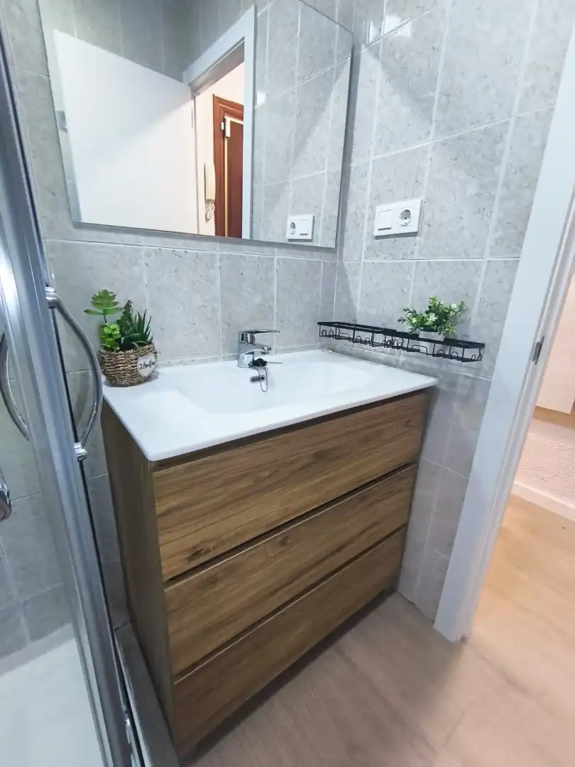 Bathroom of Flat for share in Madrid  with Heating, Furnished and Washing machine