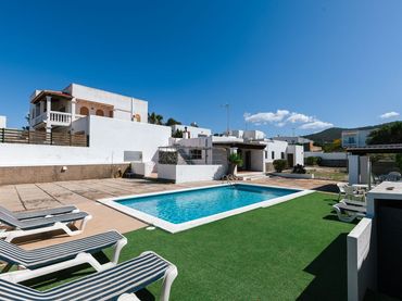 Casa rústica amb balcó en venda a Sant Agustí-Cala de Bou