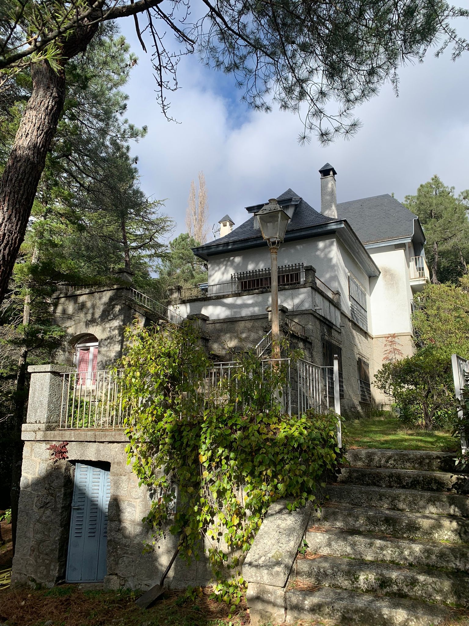 Vista exterior de Casa o xalet en venda en San Lorenzo de El Escorial amb Terrassa, Traster i Piscina