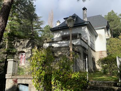 Außenansicht von Haus oder Chalet zum verkauf in San Lorenzo de El Escorial mit Terrasse und Schwimmbad