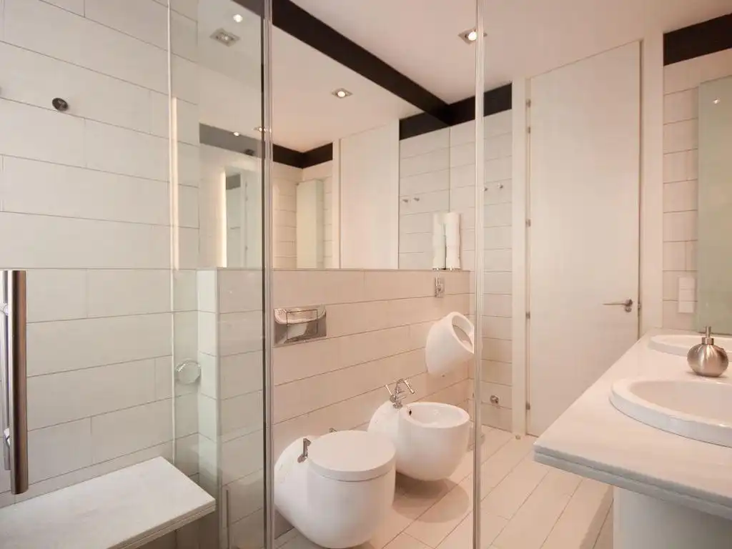 Bany de Apartament de lloguer en Madrid amb Aire condicionat, Calefacció i Moblat