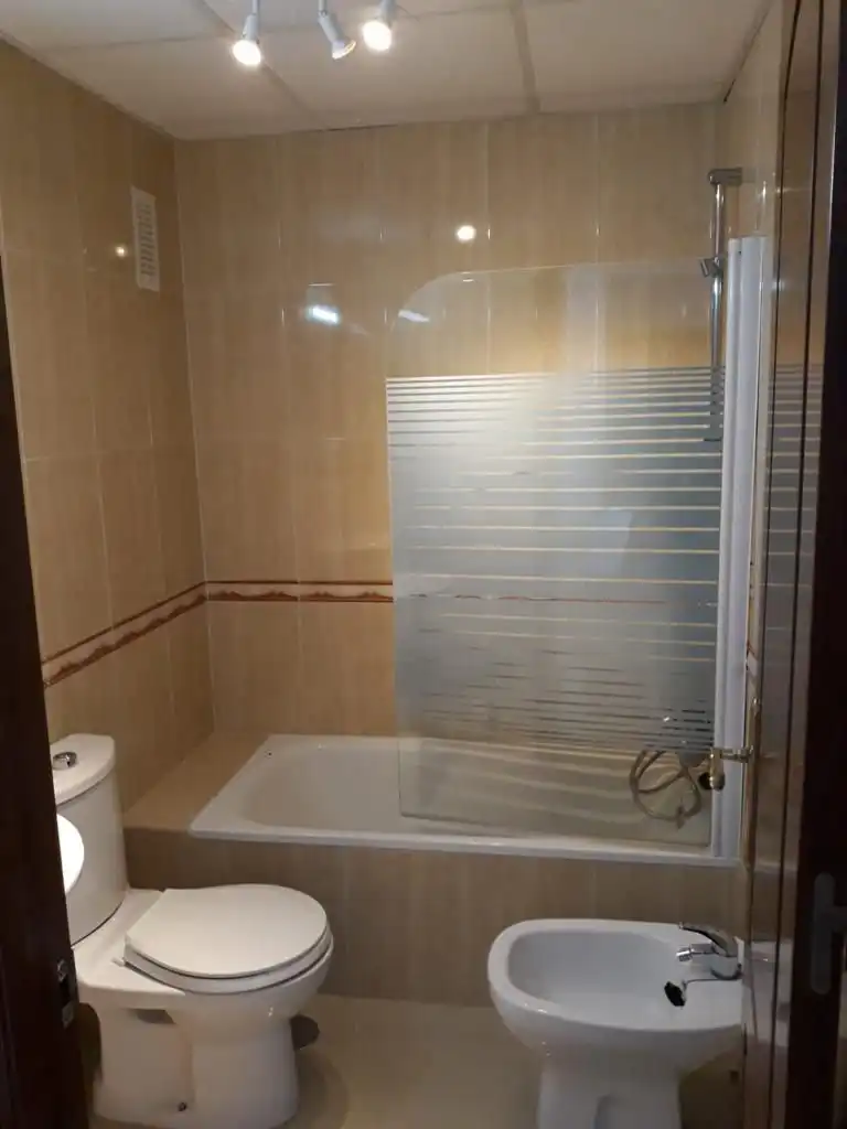 Baño de Apartamento de alquiler en Huelva con Amueblado