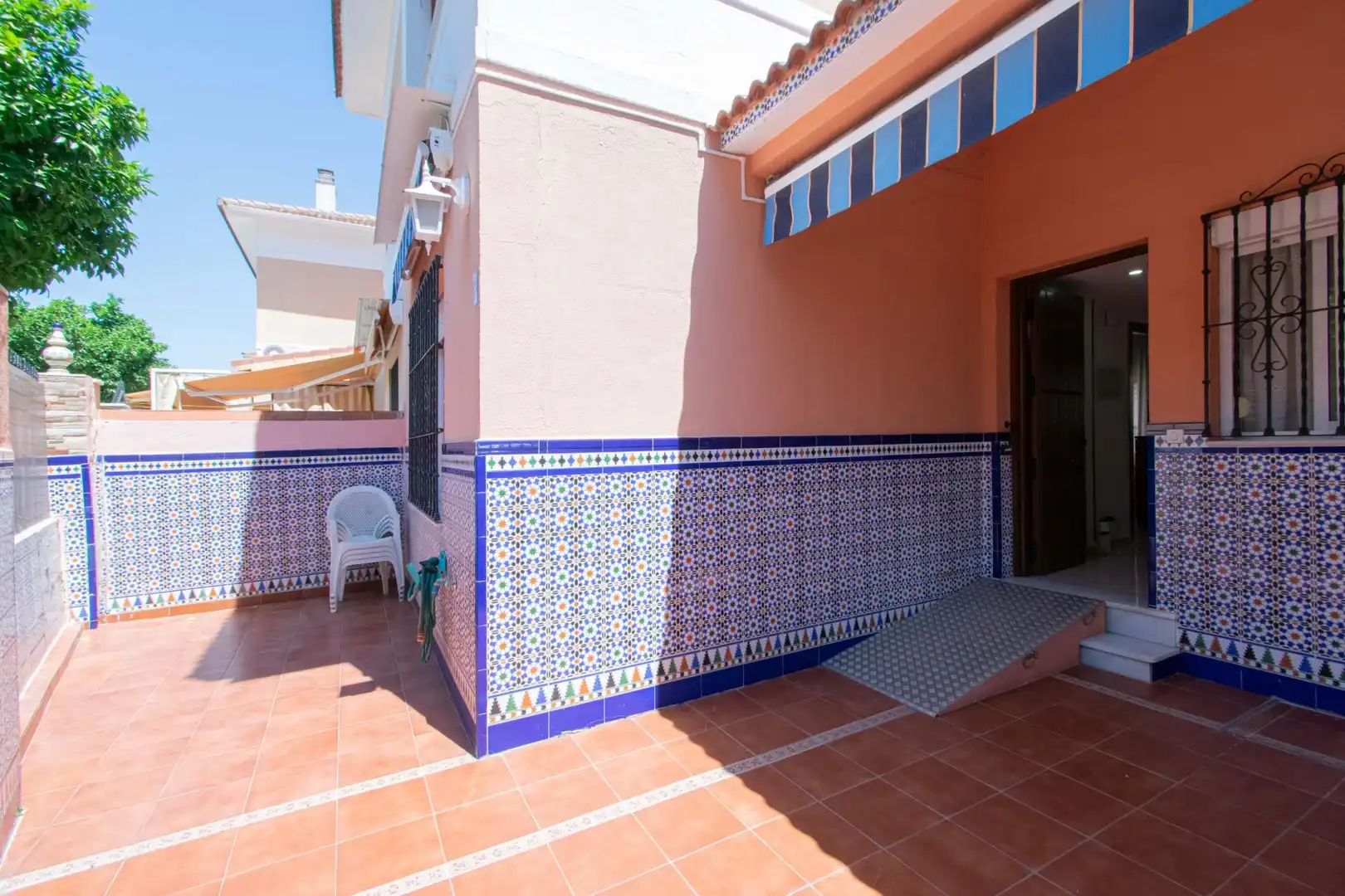 Terrasse von Einfamilien-Reihenhaus zum Verkauf in Sevilla mit Klimaanlage und Heizung