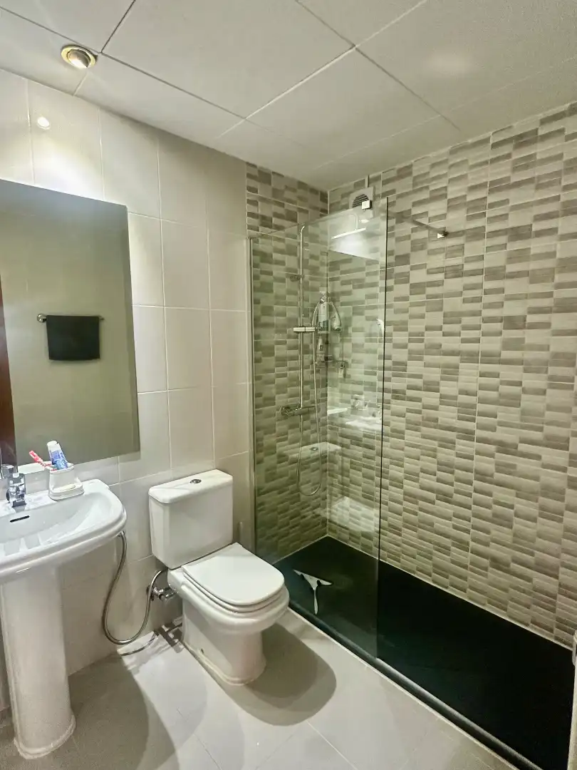 Badezimmer von Dachboden zum Verkauf in Figueres mit Klimaanlage, Heizung und Terrasse