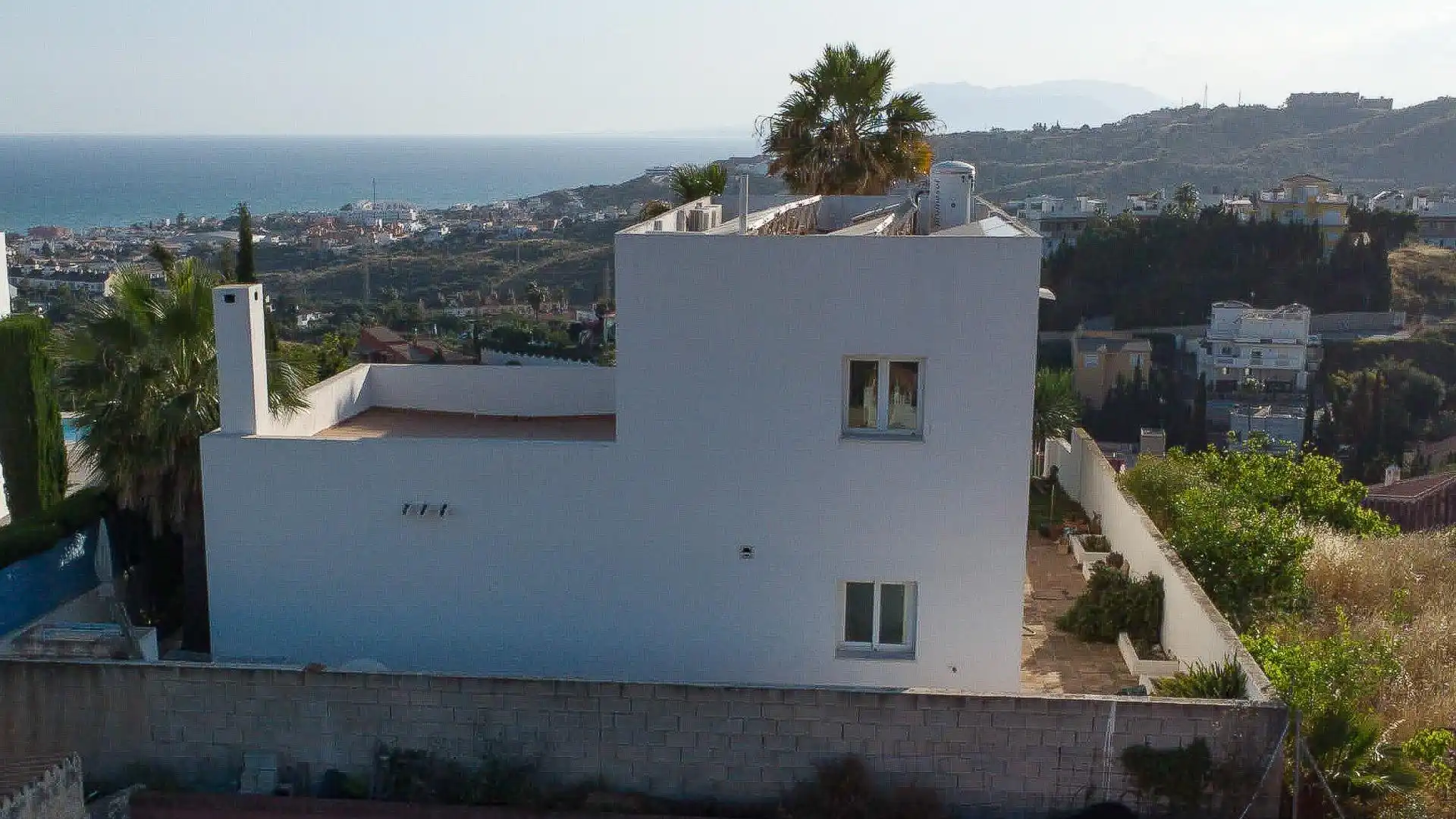 Vista exterior de Casa o xalet en venda en Rincón de la Victoria amb Aire condicionat, Jardí privat i Terrassa