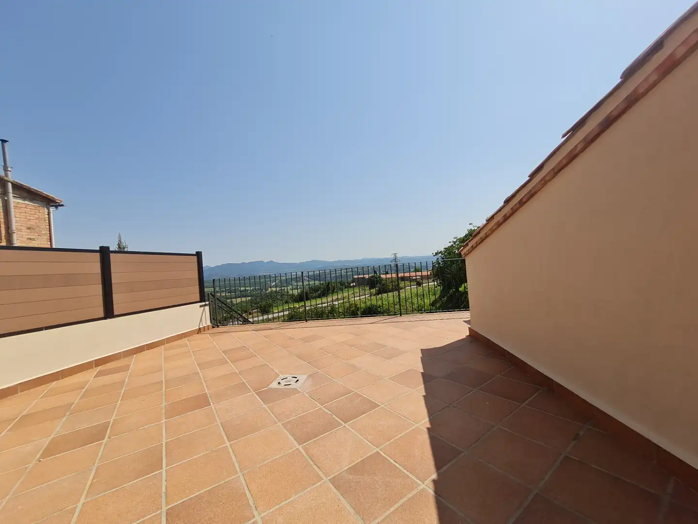 Terrasse von Einfamilien-Reihenhaus zum Verkauf in Casserres mit Klimaanlage, Heizung und Privatgarten