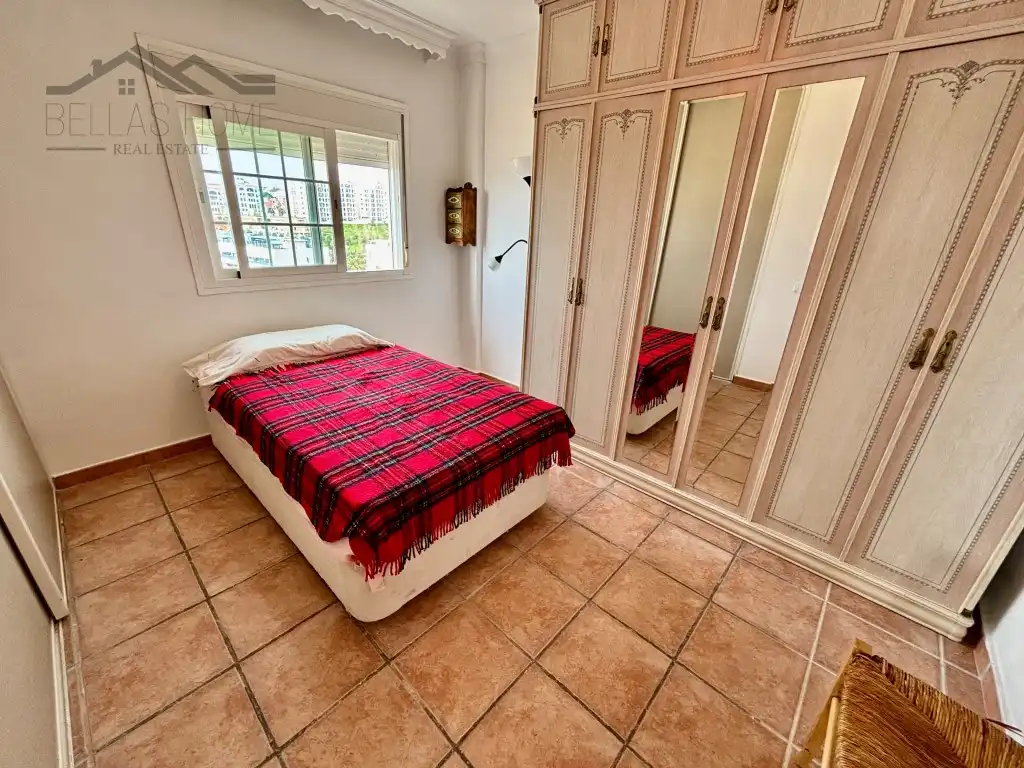 Habitación de Piso de alquiler en Estepona con Aire acondicionado, Terraza y Amueblado