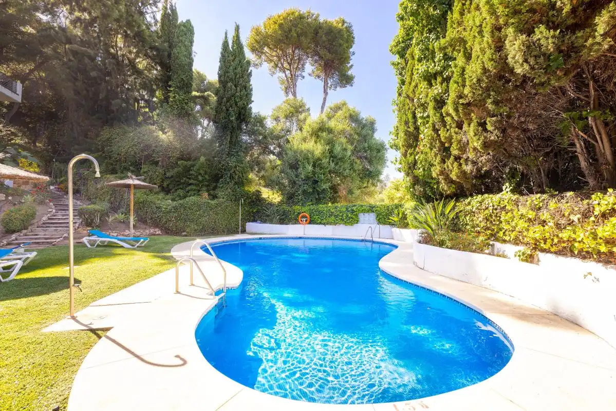 Piscina de Piso en venta en Marbella con Aire acondicionado, Calefacción y Jardín privado