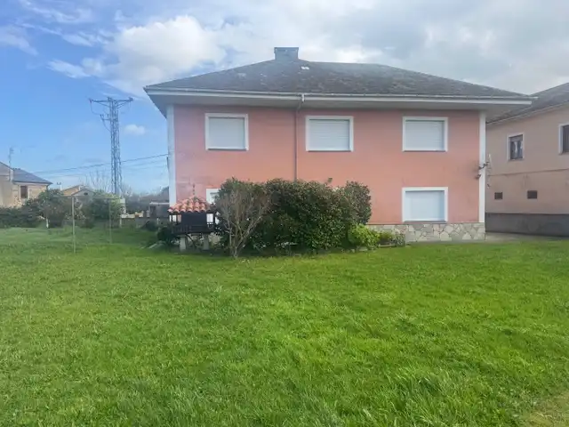 Vista exterior de Casa o xalet en venda en Castropol amb Calefacció, Jardí privat i Parquet