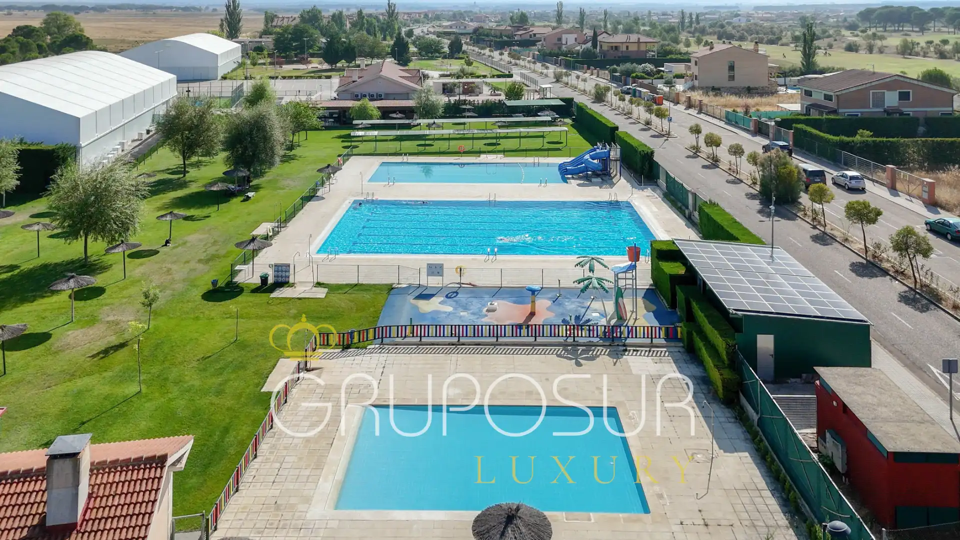 Schwimmbecken von Einfamilien-Reihenhaus zum Verkauf in Aldeamayor de San Martín mit Heizung, Privatgarten und Parkett