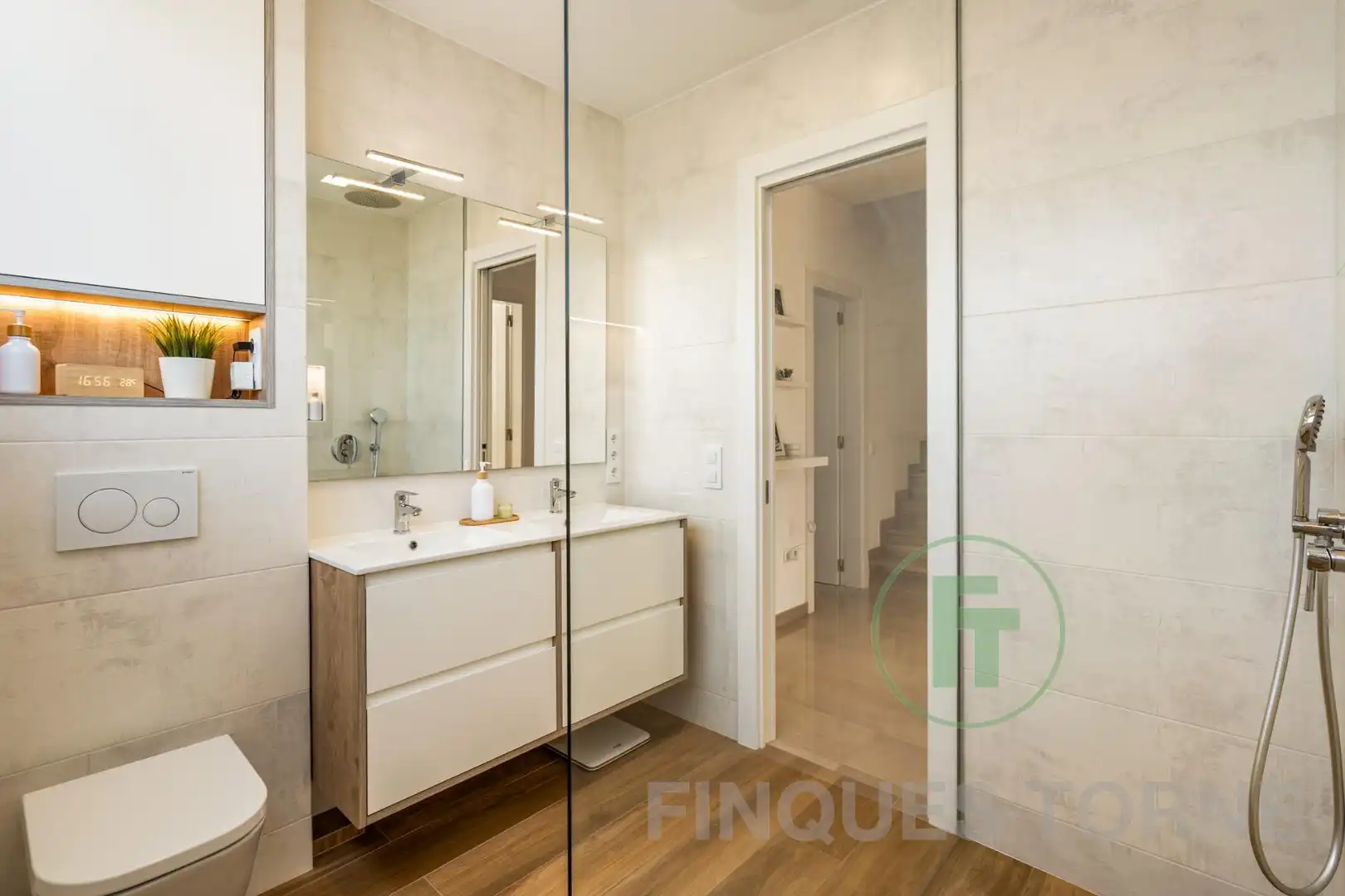 Bany de Casa o xalet en venda en Montcada i Reixac amb Aire condicionat, Jardí privat i Parquet