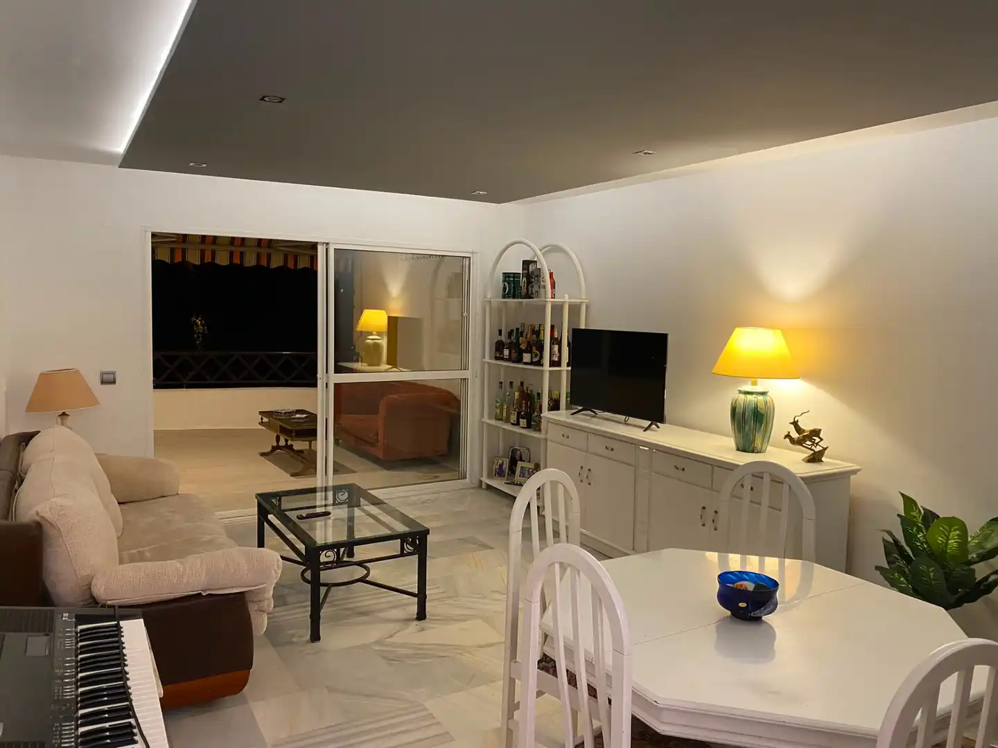 Sala d'estar de Pis de lloguer en Benalmádena amb Aire condicionat, Terrassa i Moblat
