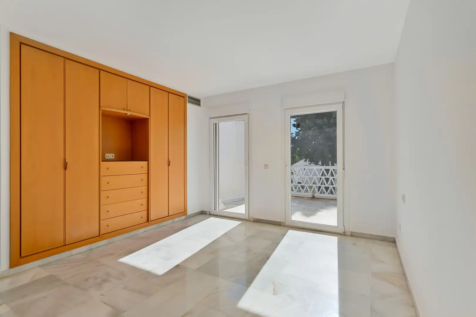 Dormitori de Casa adosada en venda en Marbella amb Aire condicionat, Terrassa i Piscina