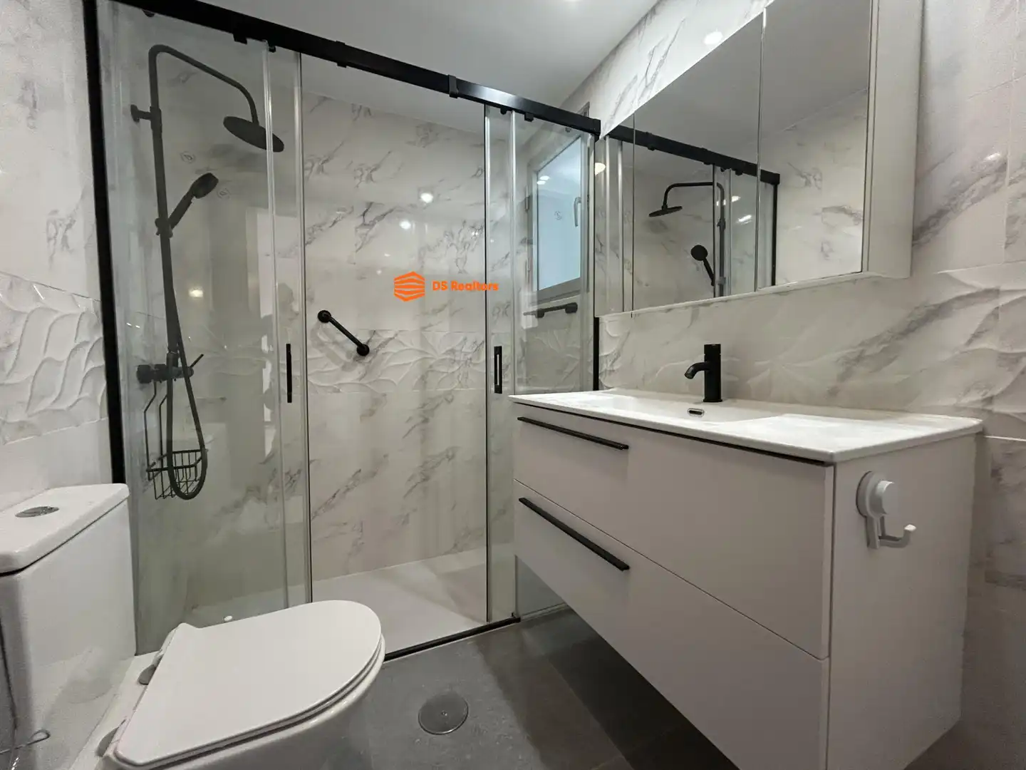 Bathroom of Flat for rent in Madrid  with Heating, Terrace and Storage room