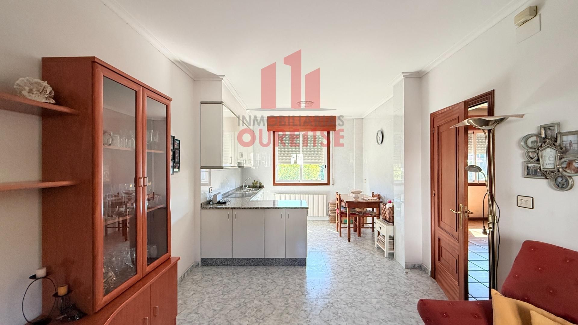 Cuina de Casa o xalet en venda en Ourense Capital  amb Calefacció, Jardí privat i Terrassa