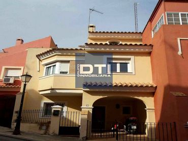Casa amb piscina en venda a Calle Camilo José Cela