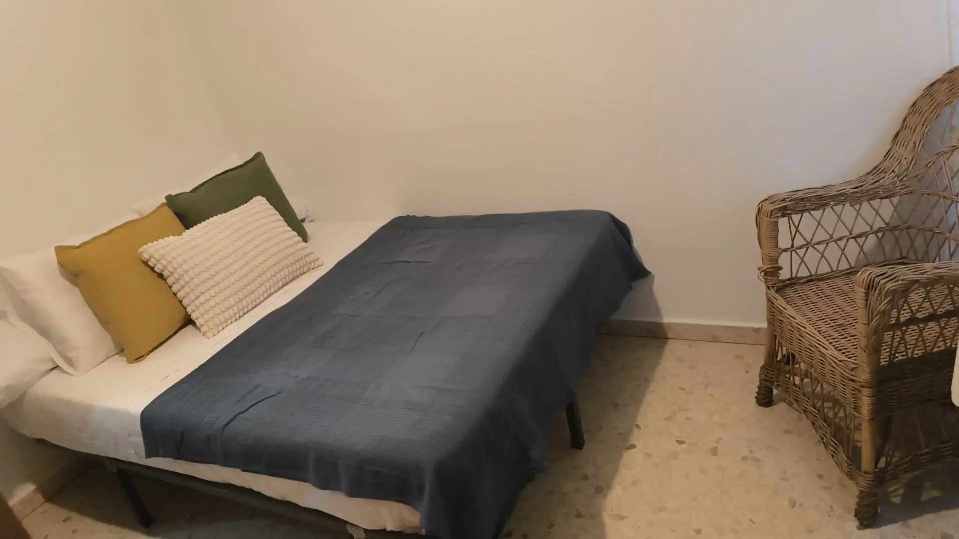 Dormitori de Pis per a compartir en Granada amb Calefacció, Moblat i Forn