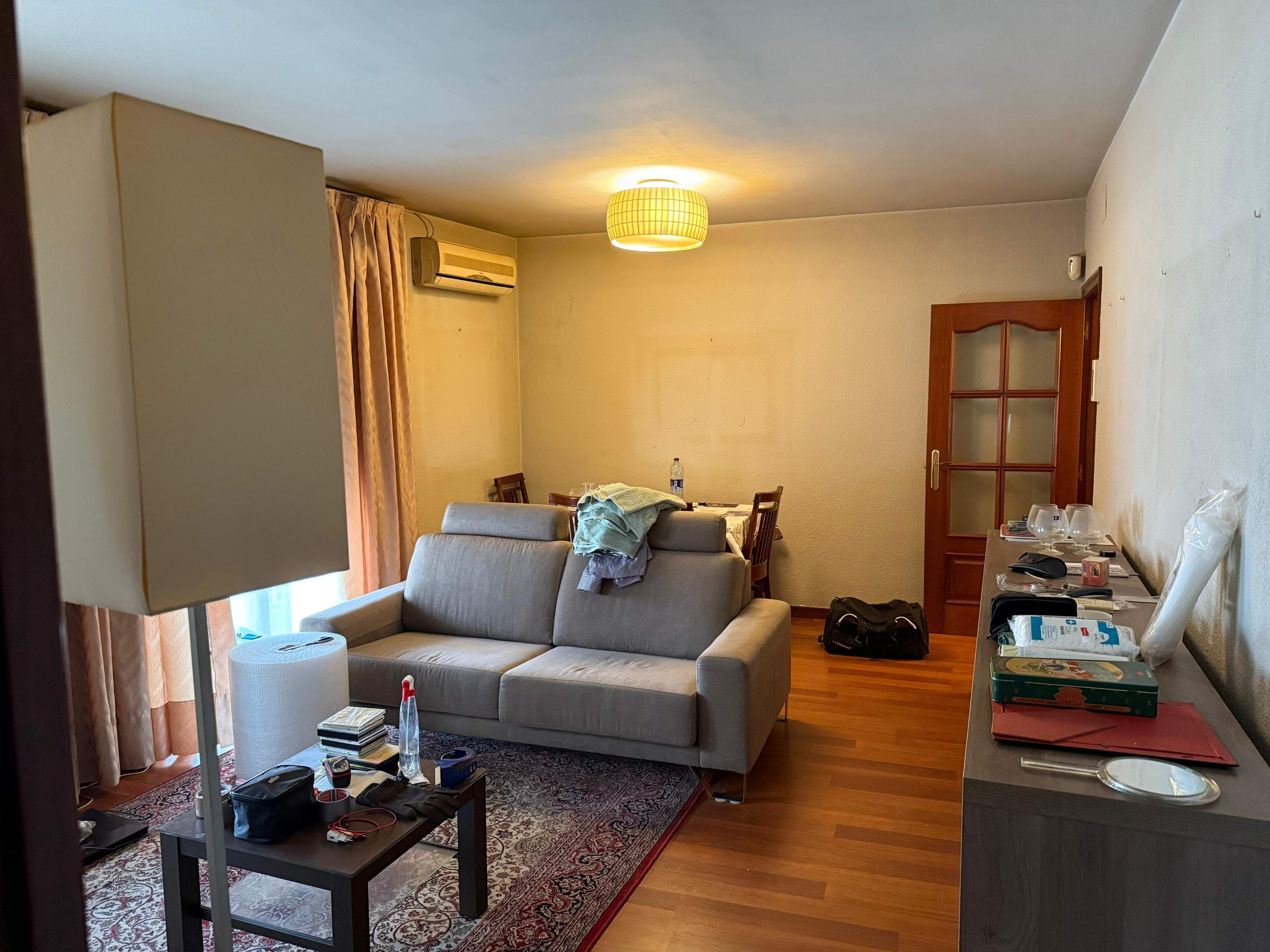 Living room of Flat for sale in L'Hospitalet de Llobregat  with Air Conditioner, Parquet flooring and Furnished