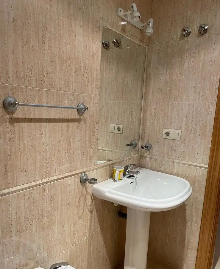 Baño de Piso de alquiler en Granada con Aire acondicionado, Calefacción y Amueblado