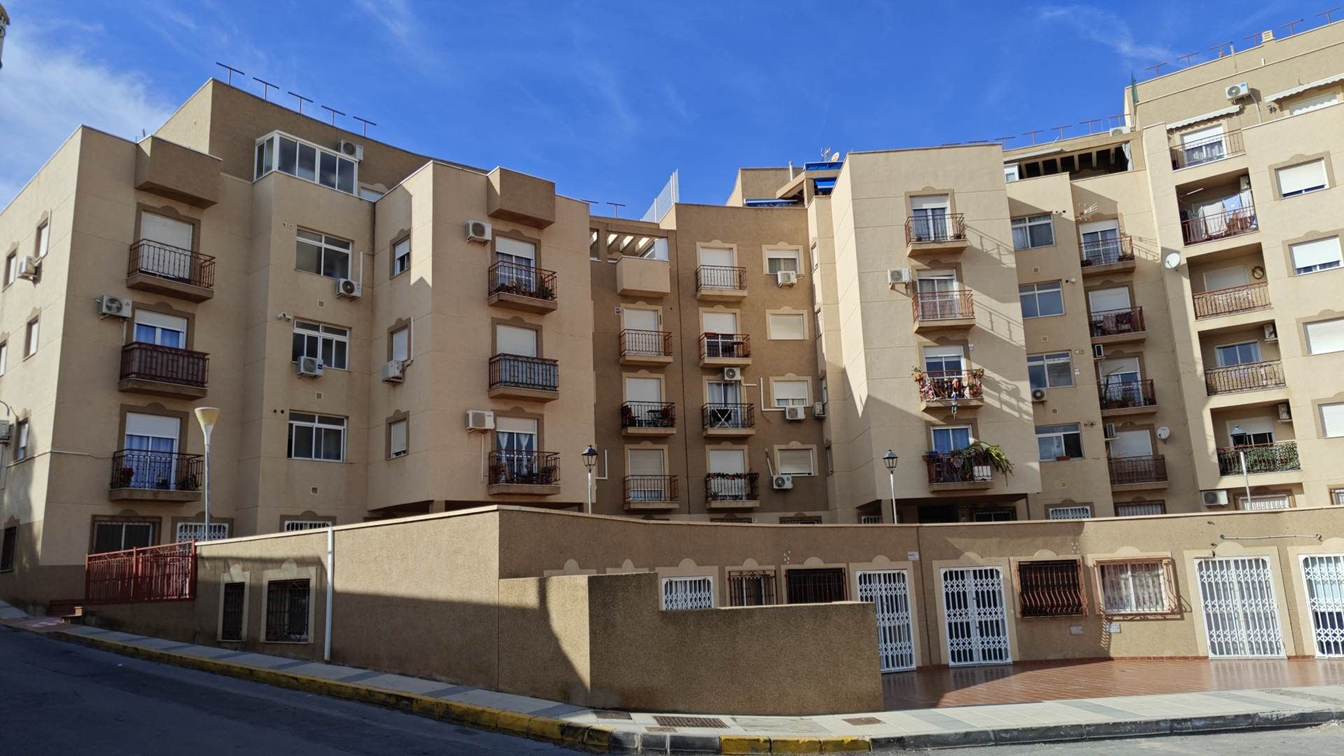 Vista exterior de Pis en venda en Gádor amb Parquet i Balcó