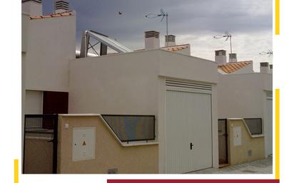 Vista exterior de Casa adosada en venda en El Pinar amb Terrassa