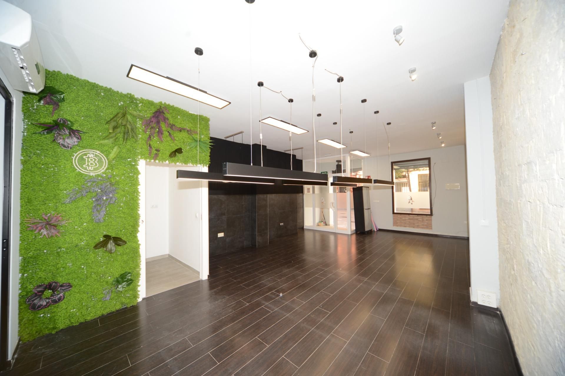 Premises to rent in  Valencia Capital  with Air Conditioner