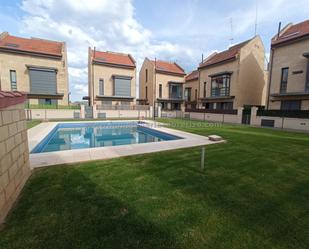 Piscina de Casa adosada en venda en Alberite amb Aire condicionat, Calefacció i Jardí privat