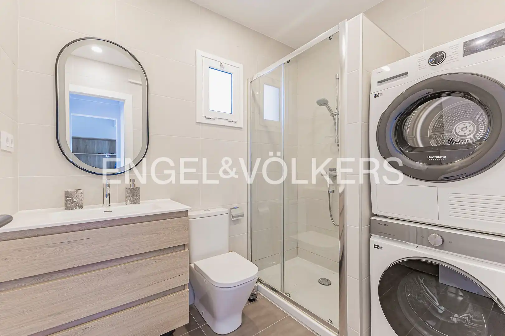 Baño de Ático de alquiler en Barcelona con Aire acondicionado, Calefacción y Parquet