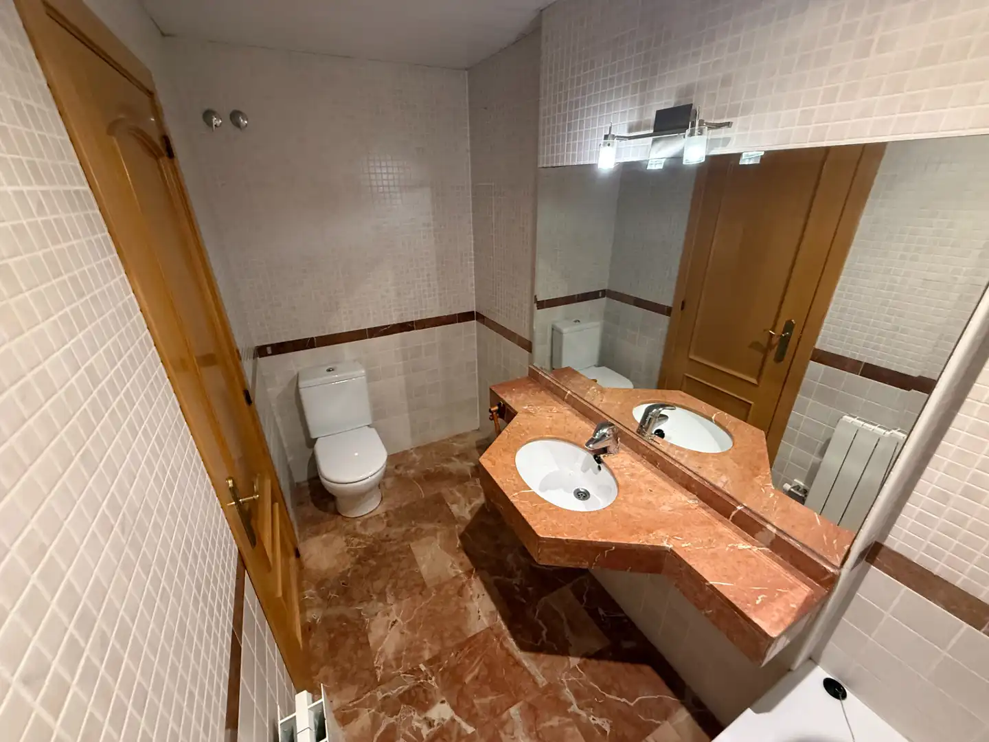 Badezimmer von Einfamilien-Reihenhaus zum Verkauf in L'Ametlla del Vallès mit Klimaanlage, Heizung und Privatgarten
