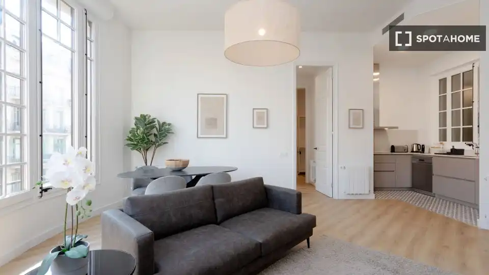 Flat with terrace to rent in Eixample