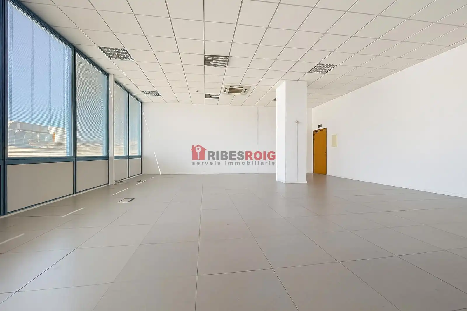 Office space with lift to rent in Europa