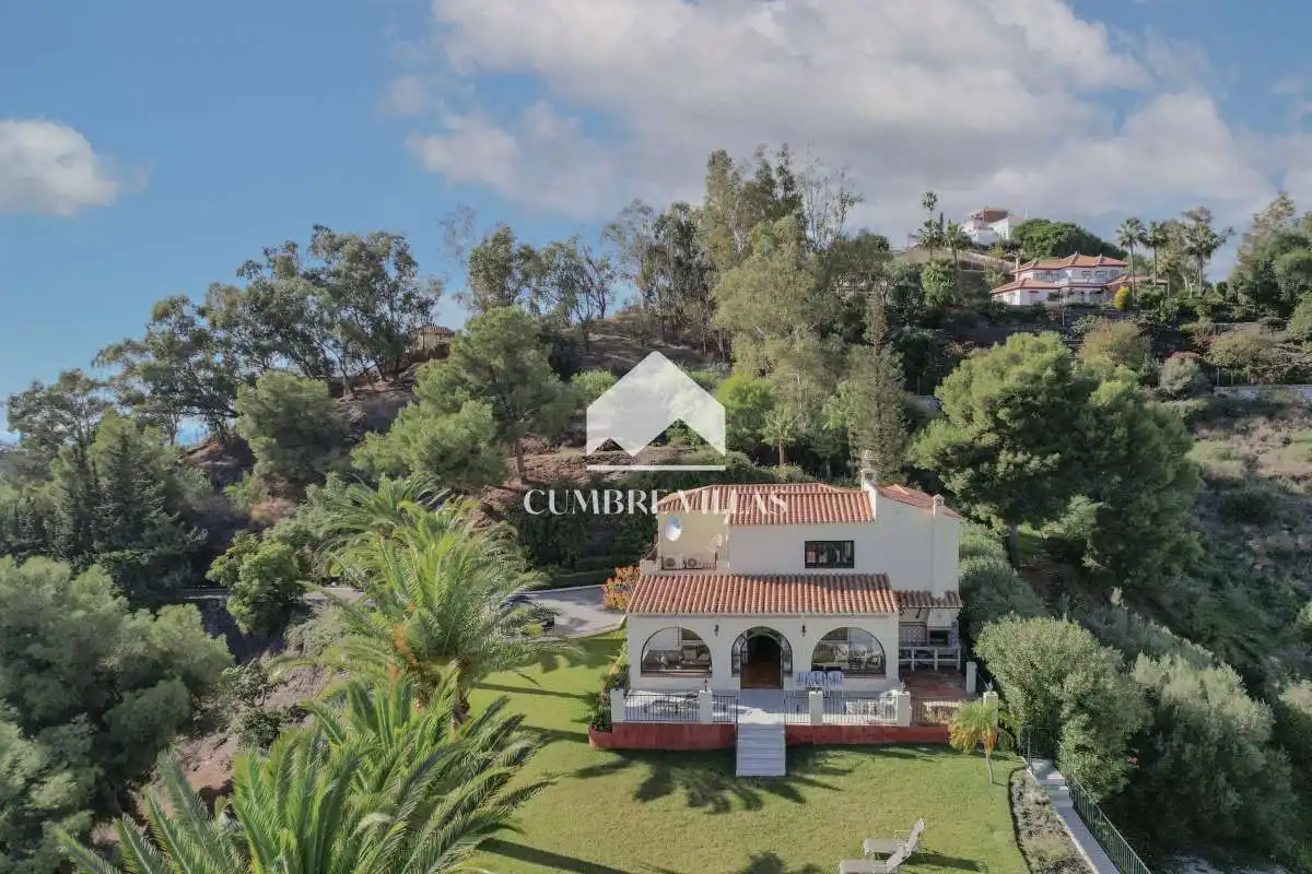 Vista exterior de Casa o xalet en venda en Nerja amb Jardí privat i Terrassa