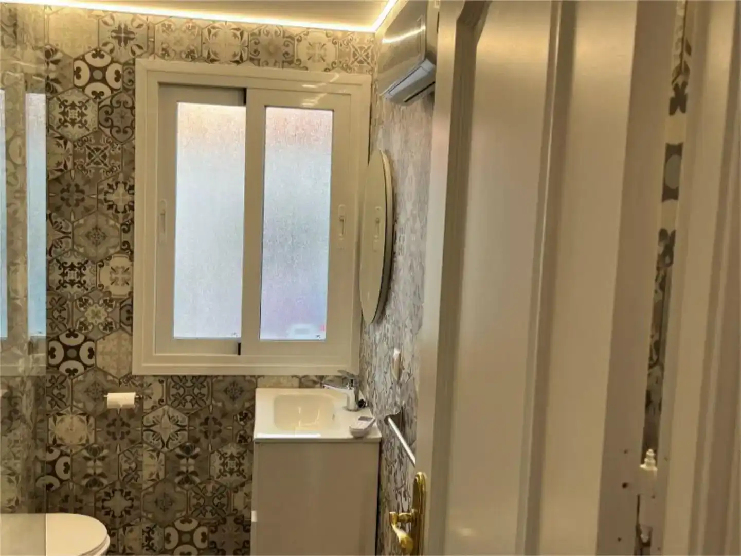 Badezimmer von Dachboden zur Miete in Madrid mit Klimaanlage und Möbliert