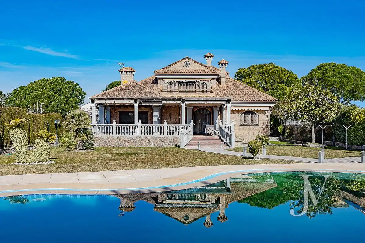 Vista exterior de Casa o chalet en venta en El Casar con Aire acondicionado, Calefacción y Jardín privado