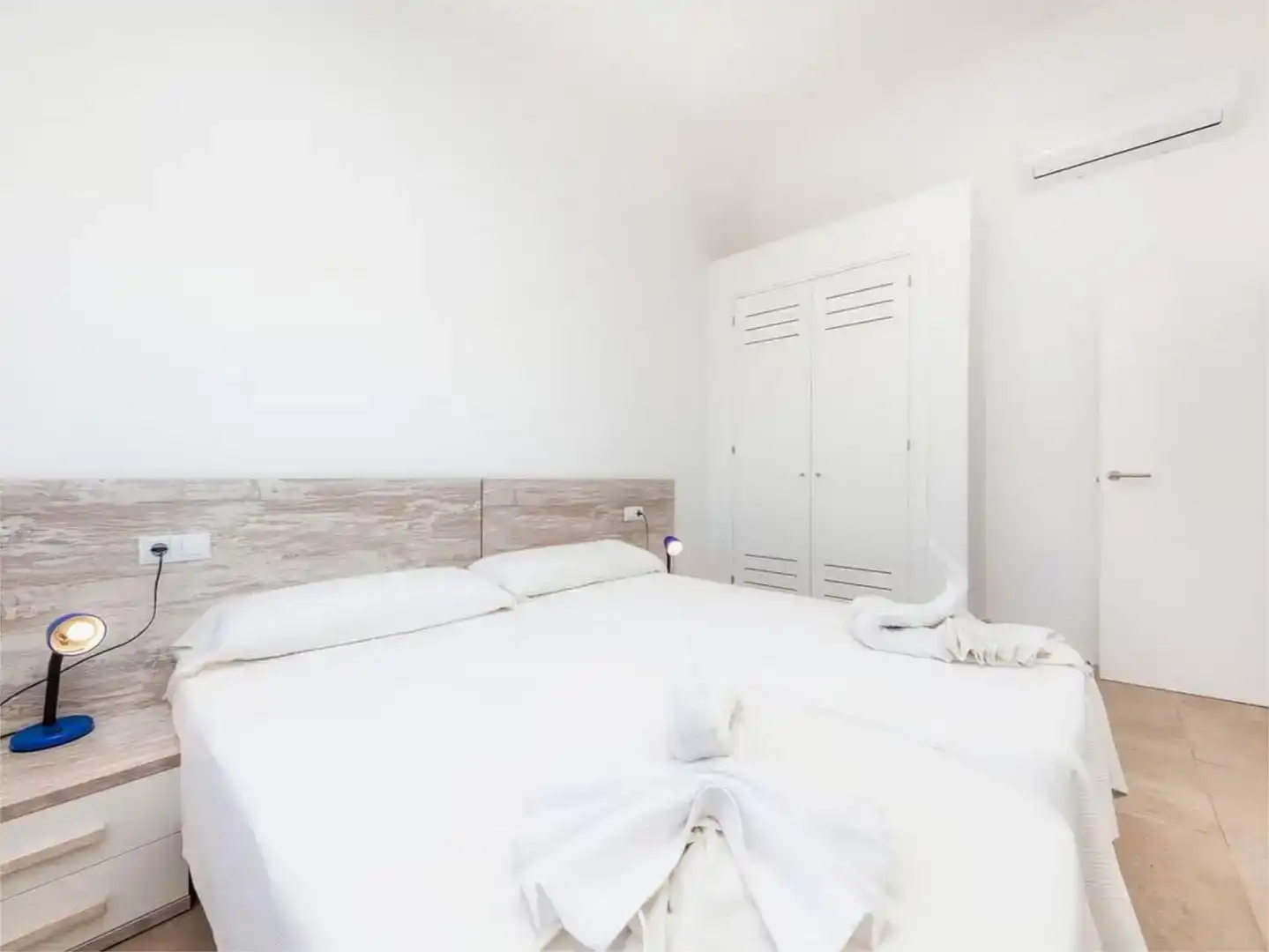 Schlafzimmer von Country house zur Miete in Alcúdia mit Klimaanlage, Privatgarten und Parkett