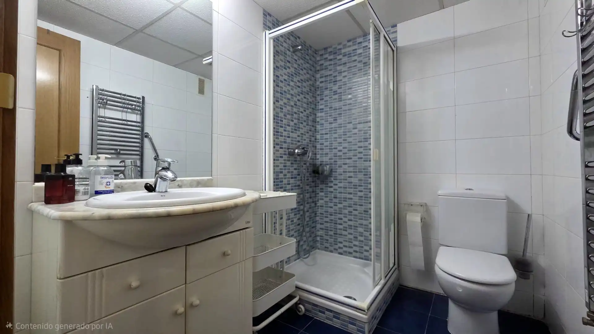 Badezimmer von Dachboden zum Verkauf in Fuenlabrada mit Klimaanlage, Heizung und Privatgarten