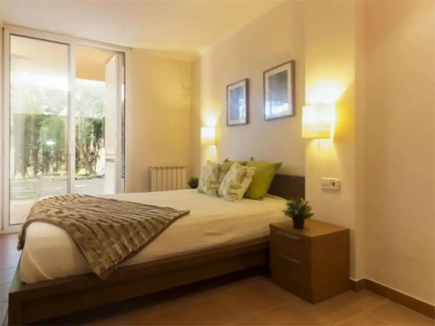 Dormitori de Apartament de lloguer en Tarragona amb Aire condicionat, Jardí privat i Piscina