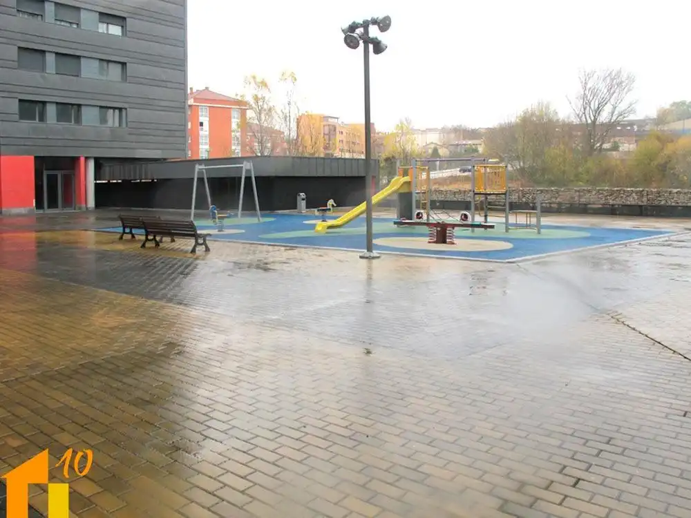 Parking de Piso de alquiler en Burgos con Calefacción y Trastero