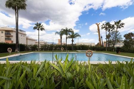 Piscina de Pis en venda en Estepona amb Aire condicionat, Calefacció i Jardí privat