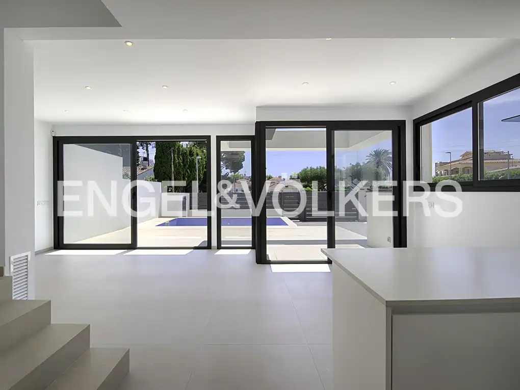 Casa adosada en venda en Empuriabrava amb Aire condicionat, Jardí privat i Terrassa
