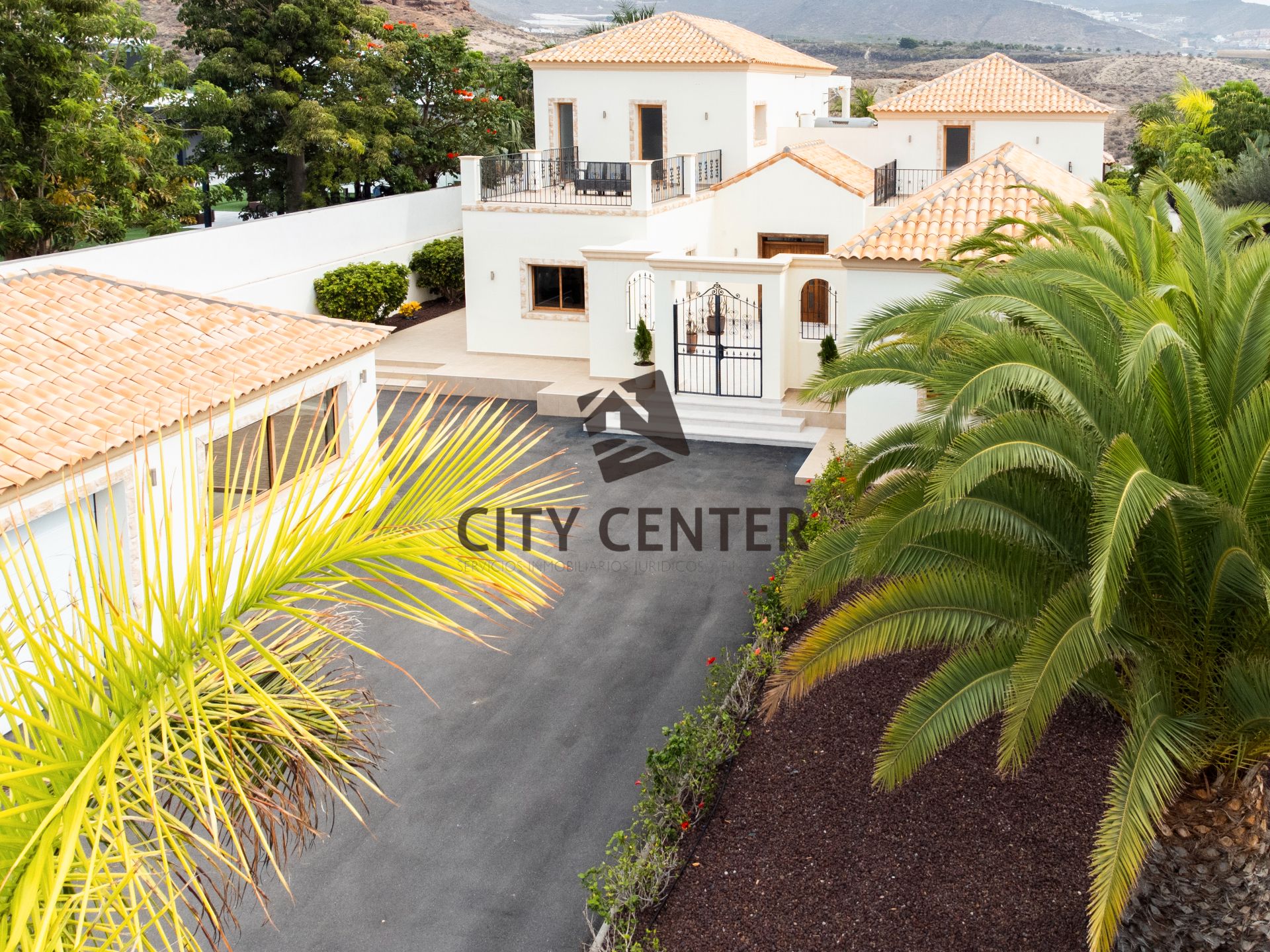 Vista exterior de Casa o xalet en venda en Adeje amb Aire condicionat, Jardí privat i Piscina