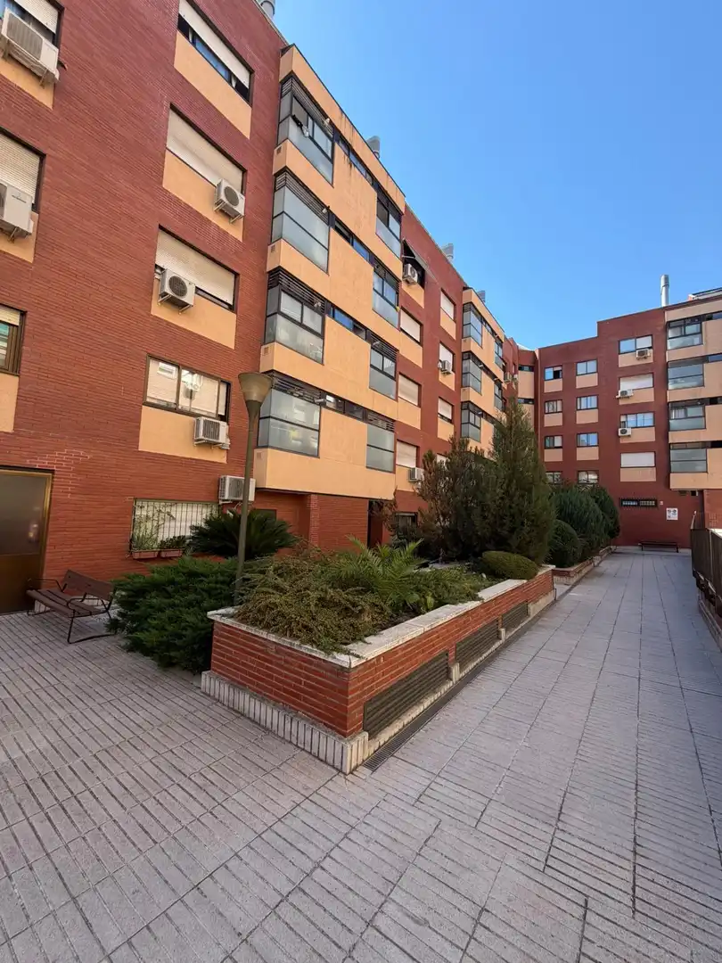 Außenansicht von Wohnung zur Miete in Madrid mit Heizung, Privatgarten und Parkett