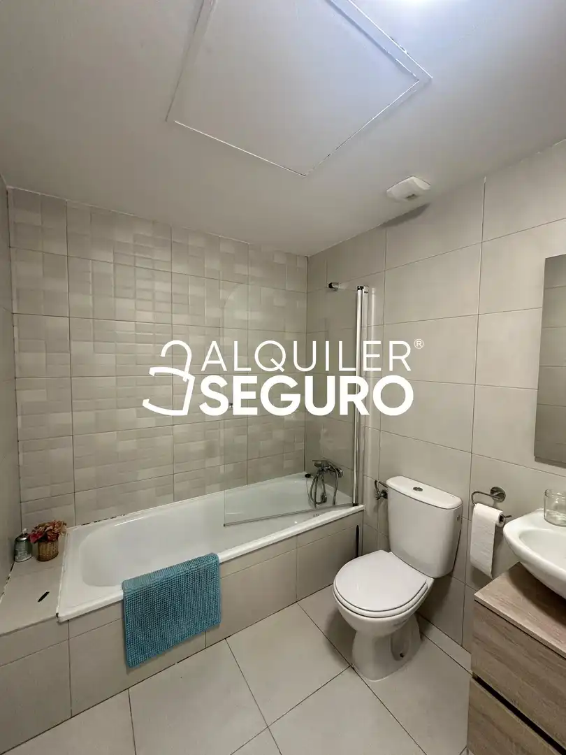 Bany de Pis de lloguer en Madrid amb Aire condicionat, Calefacció i Terrassa