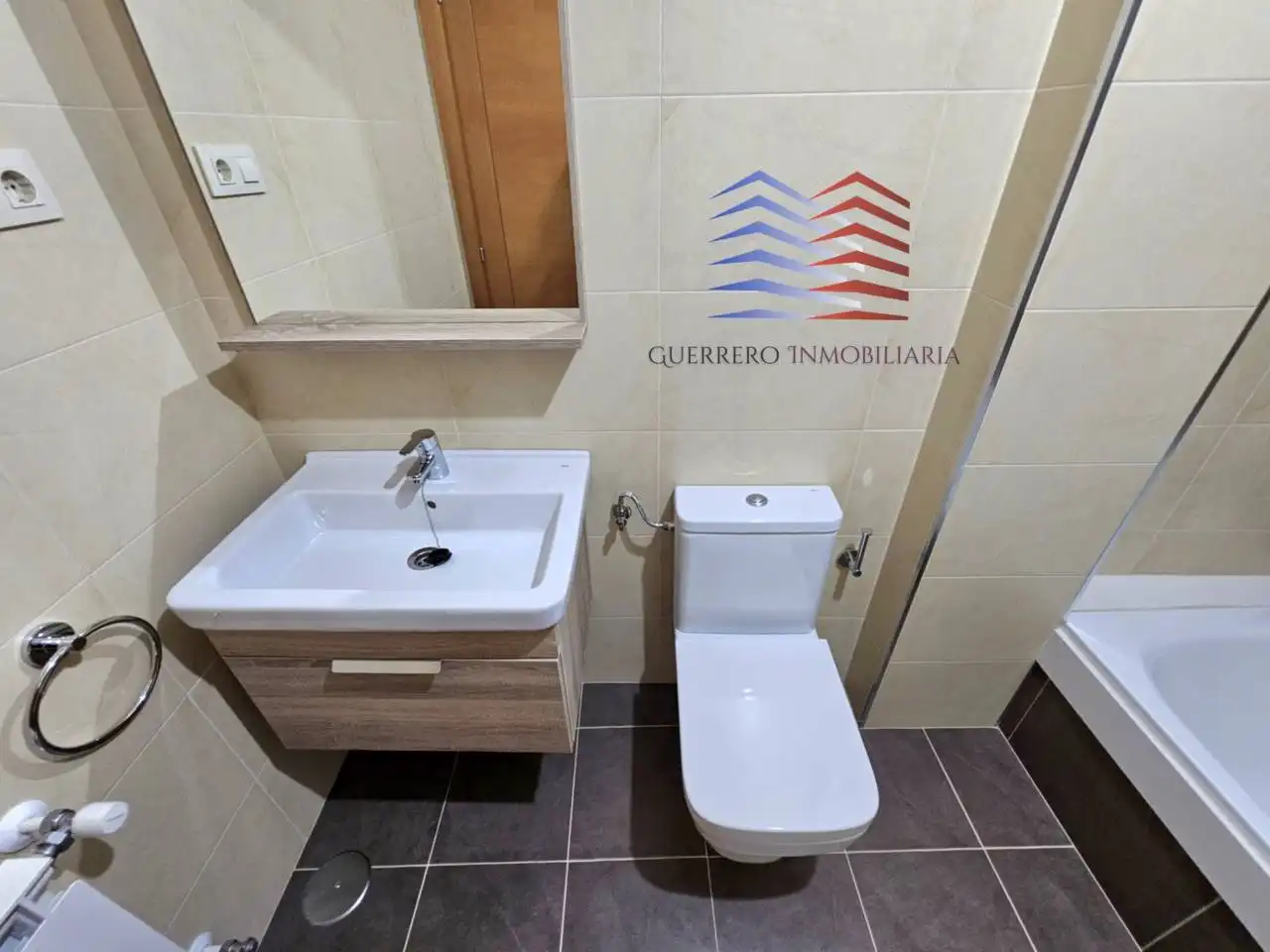 Badezimmer von Wohnung zur Miete in Ourense Capital  mit Heizung, Parkett und Abstellraum