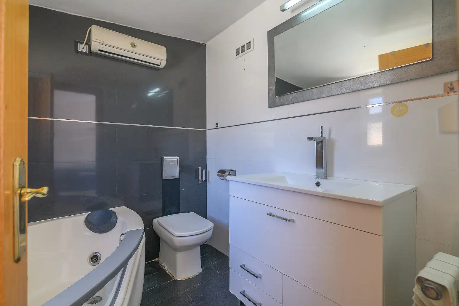 Bany de Casa o xalet en venda en Castelldefels amb Aire condicionat, Calefacció i Terrassa