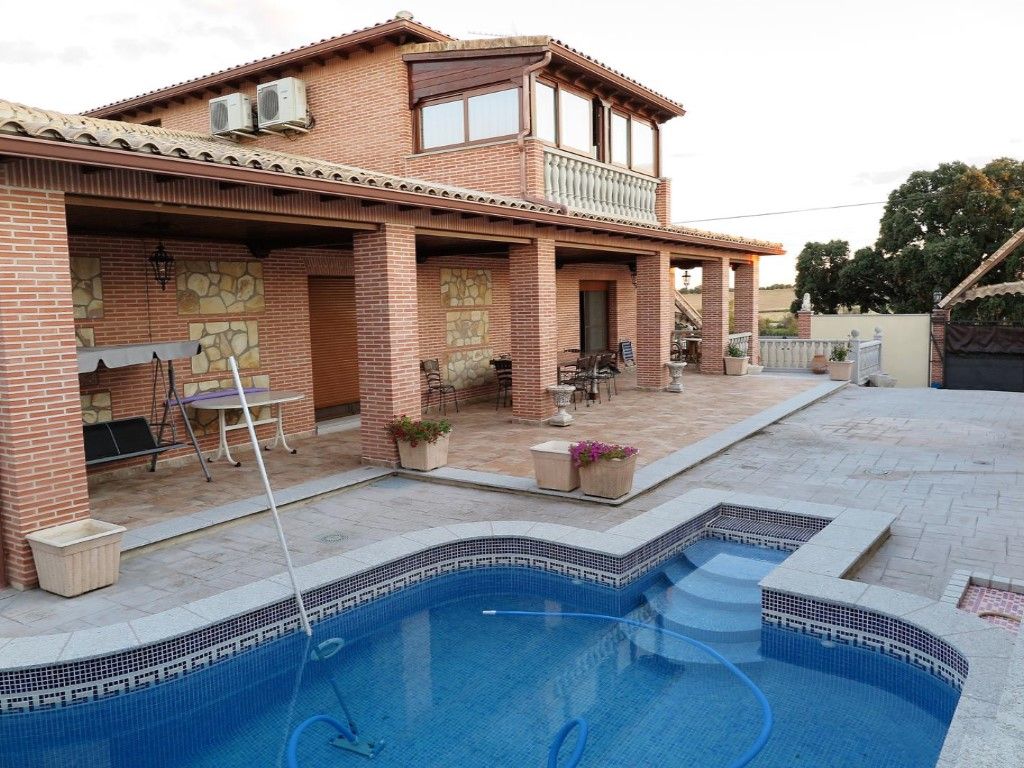 Swimming pool of House or chalet for sale in Casarrubios del Monte