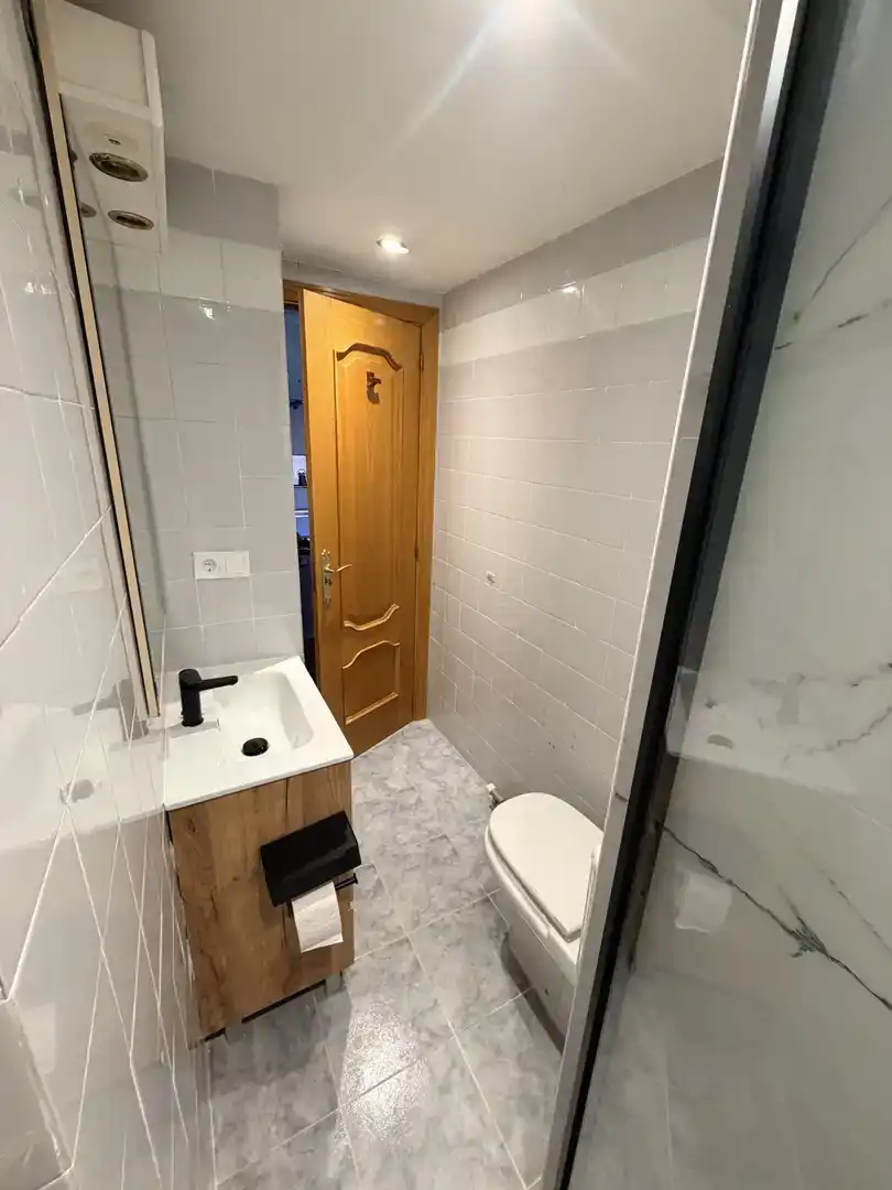 Bathroom of Flat for share in Madrid  with Parquet flooring and Furnished