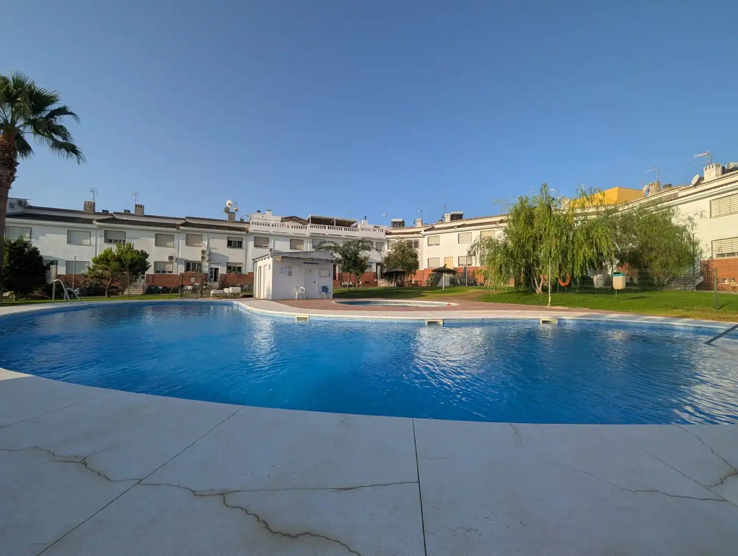 Piscina de Casa adosada en venta en Aljaraque con Aire acondicionado y Piscina comunitaria