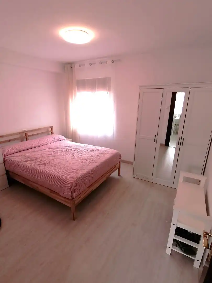 Dormitori de Pis en venda en Gijón  amb Parquet, Terrassa i Moblat