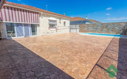 Vista exterior de Casa adosada en venda en Algeciras amb Terrassa i Piscina